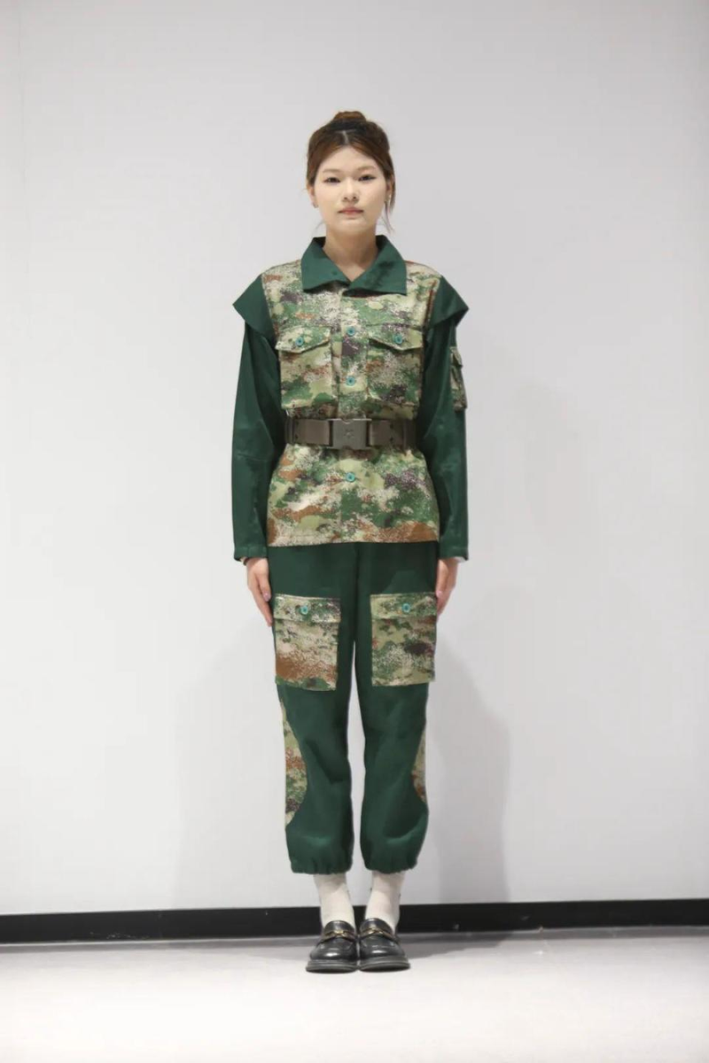 模特身穿第6套军训服。(取材自极目新闻)