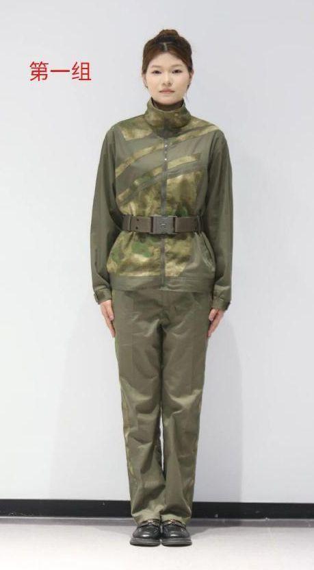 模特身穿第6套军训服。（取材自极目新闻）