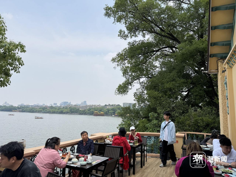 「蹭吃」的网红小松鼠。(视频截屏)