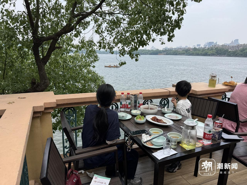 「蹭吃」的网红小松鼠。(视频截屏)