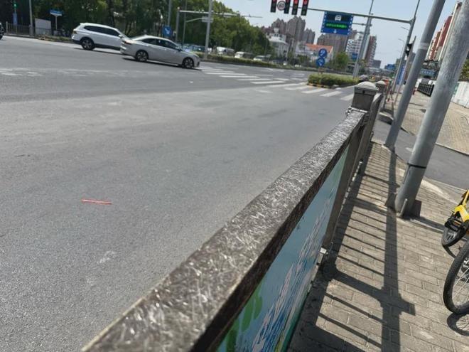 上海张东路张家滨桥出现玻璃纤维裸露现象的栏杆竟然与桥等长。(取材自上海新闻广播)