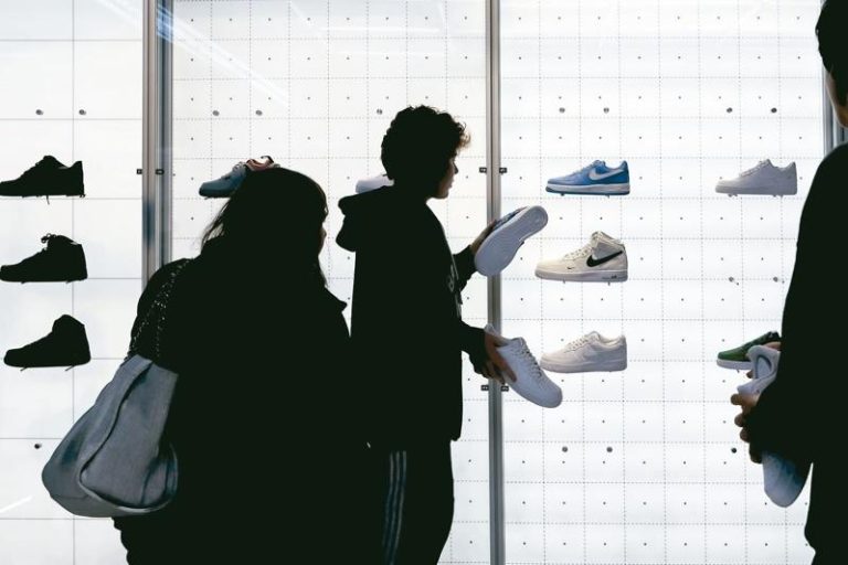 运动用品大厂Nike计划下月起调涨部分产品价格，涨幅上看10美元。（美联社）