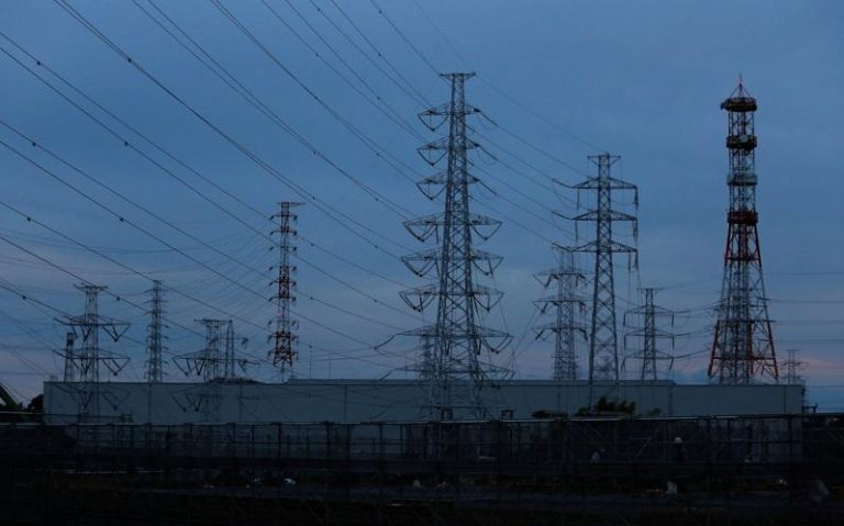 日本预计今年夏天不会特别呼吁民众配合节电。图为通往东京电力公司（TEPCO）港北变电站的输电线。（路透）