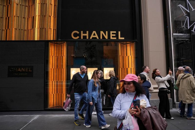 川普扬言对欧洲进口商品课征50%关税,正撼动精品产业的商业模式。(路透数据照片)