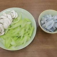 #春日露营#快手家常菜~口蘑西芹炒虾仁的做法图解4