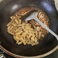 #纳福汇轻松喷出美味#黑椒口蘑意面的做法图解7