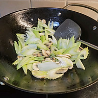 #春日露营#快手家常菜~口蘑西芹炒虾仁的做法图解7