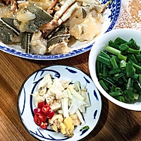 葱姜炒小青龙的做法图解3