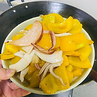 鲜鱿鱼炒彩椒的做法图解6