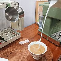 #鹰唛新食尚#草莓玛奇朵的做法图解3