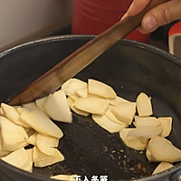 双菇烩冬笋:春日餐桌上的味觉盛宴的做法图解4