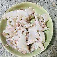鲜鱿鱼炒彩椒的做法图解1