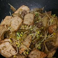 咸菜豆芽炒腐卷的做法图解5