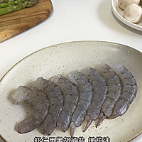 黑椒腌制虾仁邂逅脆嫩芦笋与口蘑，成就春日下饭神菜！的做法图解1