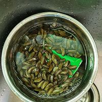潮汕传统名菜-金不换炒薄壳的做法图解1