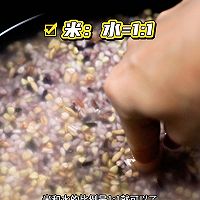 肉松沙拉杂粮饭团的做法图解2