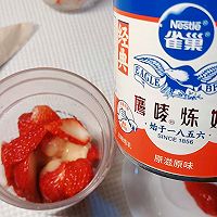 #鹰唛新食尚#炼乳草莓粉红杯的做法图解3