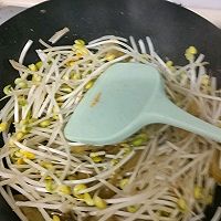 咸菜豆芽炒腐卷的做法图解4