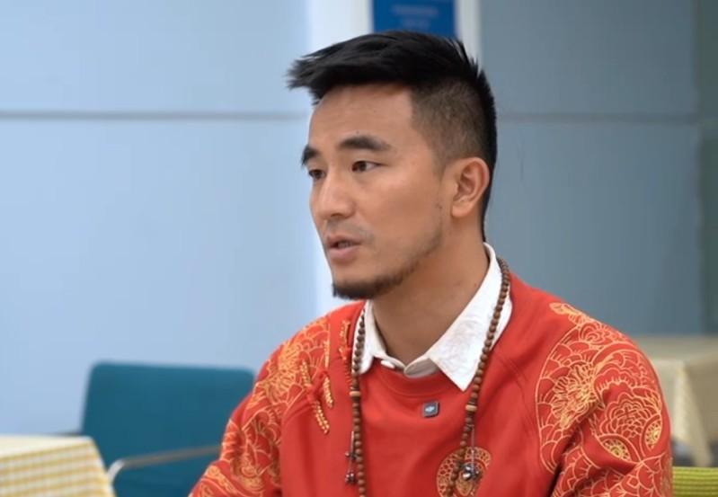 杨春林带着孩子们，把苗族传统服饰搬上伸展台。（取材自微博）