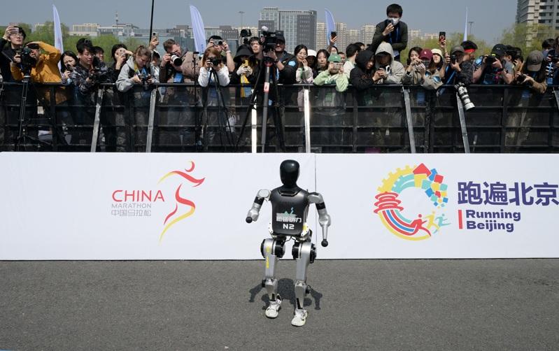机器人「天工Ultra」在比赛中冲过终点。（新华社）