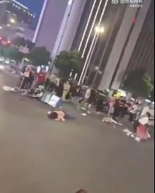 福建福州市鼓楼区一交叉路口2日发生一起车撞人的严重流血事件,至少两死多伤。(视频截屏)