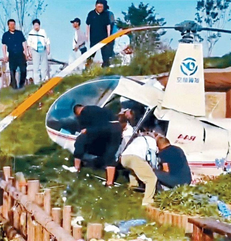 坠机发生后，救援人员赶到现场救援。（视频截屏）