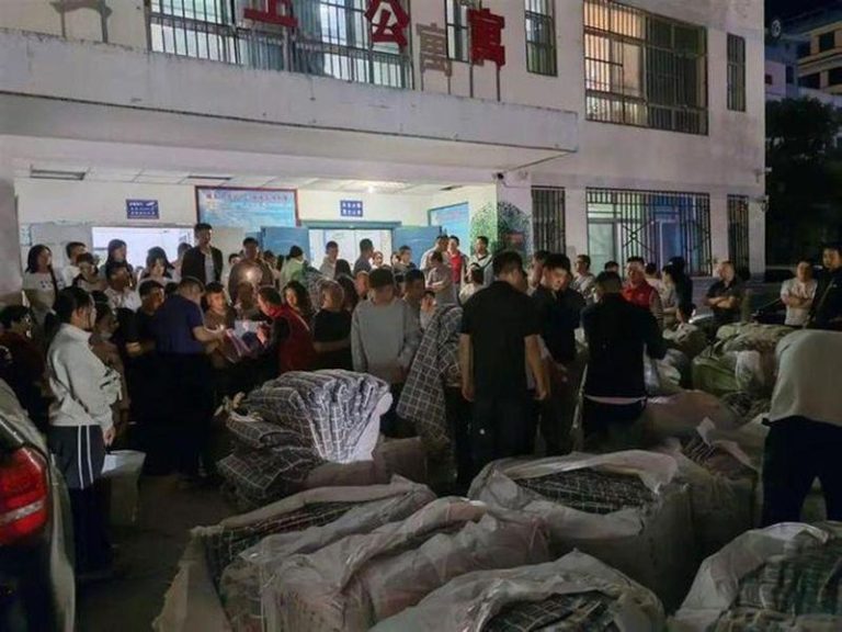 甘肃武都文旅局现场发放寝具给游客。（取材自武都区委宣传部）
