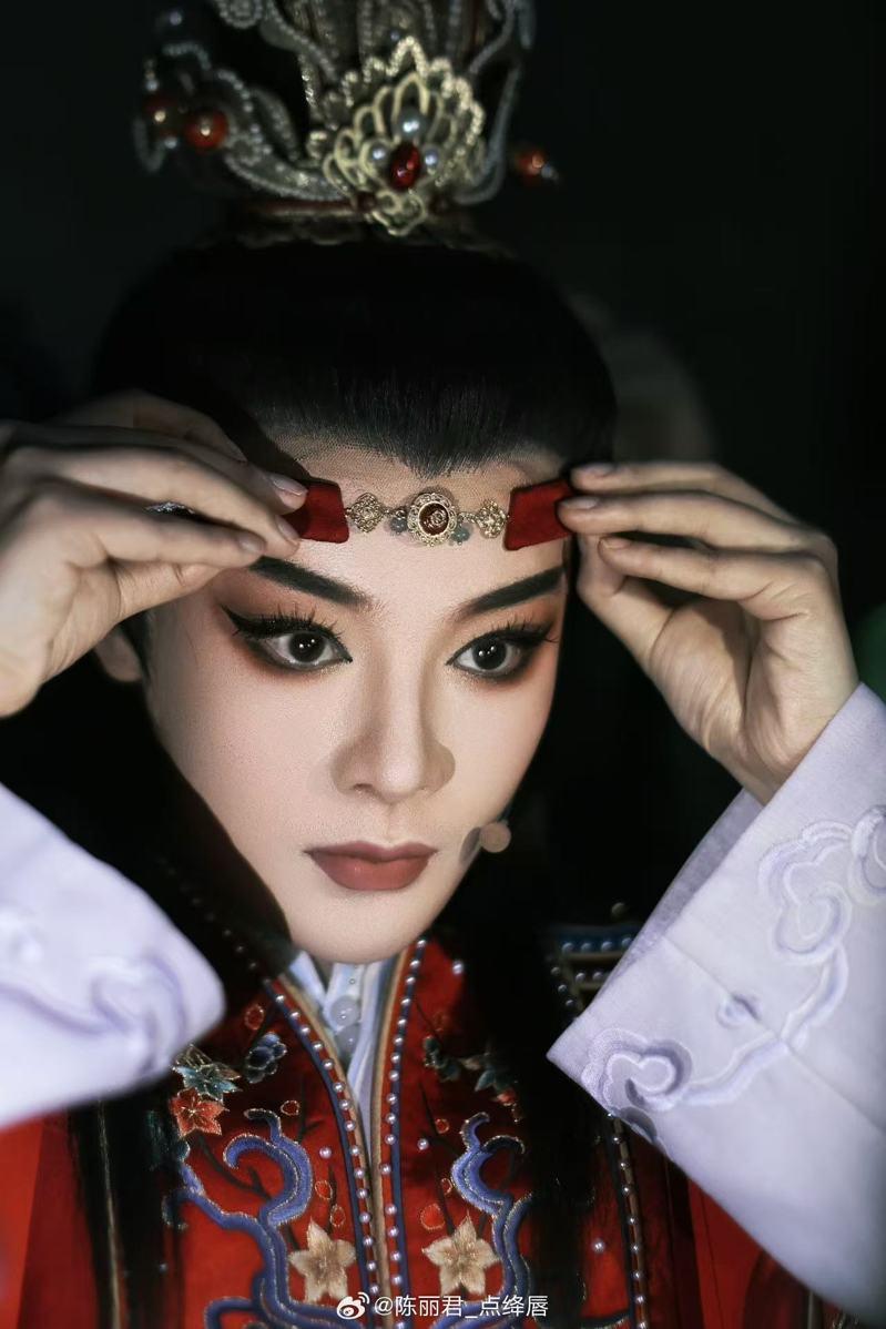 陈丽君在接受中央电视台综艺频道「文化十分」栏目采访，解读首部个人新戏「我的大观园」时提到，「贾宝玉是大观园的希望，不仅仅是因为他是长子长孙，也是因为他在那个时代里面，是完全不同的一个人。」（节目截屏）