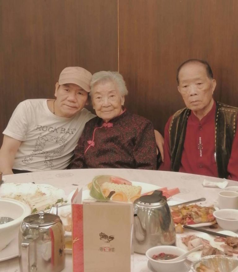 趙傳(左起)悲痛表示媽媽過世，在天堂跟爸爸相聚。圖／摘自臉書