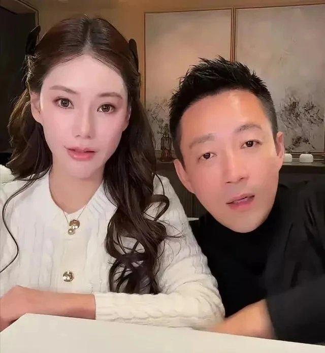 汪小菲(右)這個月和Mandy補辦婚宴。(圖/摘自微博)