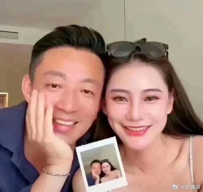 汪小菲在去年和网红马筱梅(Mandy)领证,预计本月补办婚礼。(取材自微博)