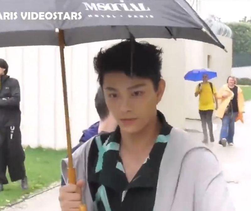 丁禹兮在雨中當街調解粉絲的紛爭。(取材自微博)