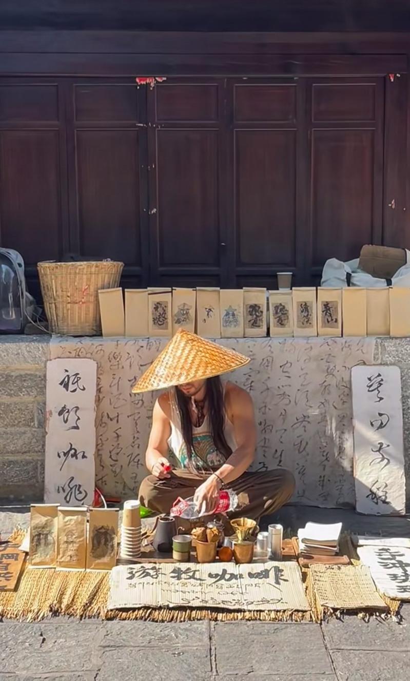 林向的「移动咖啡摊」。（取材自潮新闻）