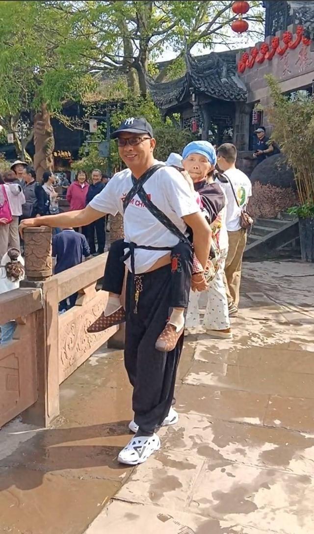 柴万斌背着母亲游黄龙溪的视频,走红网络。(取材自封面新闻)