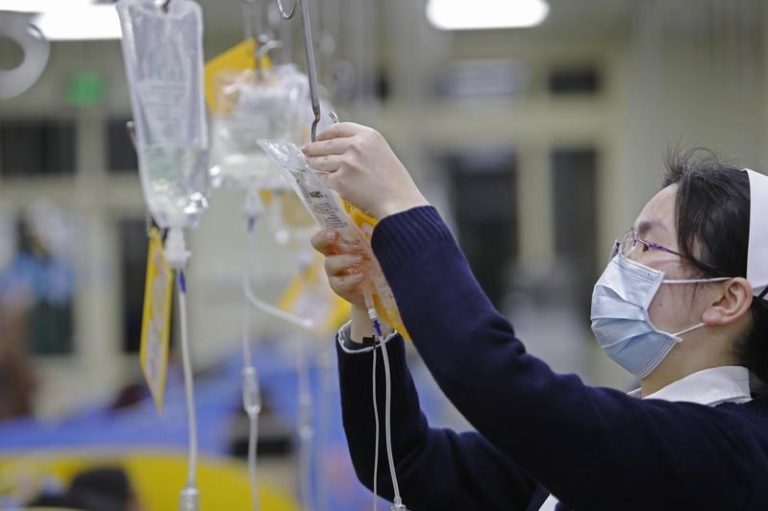 宜昌女大生因输液过敏死亡，引发民众对用药安全的讨论。图为输液示意图。(中新社)