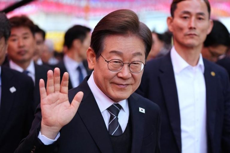 南韩主要反对党共同民主党总统候选人李在明5日在首尔曹溪寺出席佛陀诞辰庆祝法会后，向在场人士致意。美联社