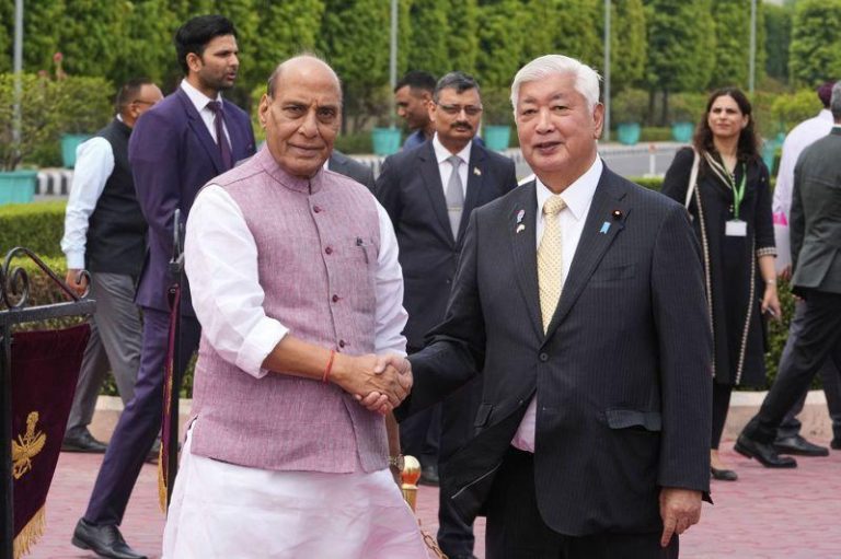 日本防卫大臣（国防部长）中谷元（右）5日在印度首都新德里与印度国防部长辛赫（左）举行会谈，就深化国防合作达成协议。美联社