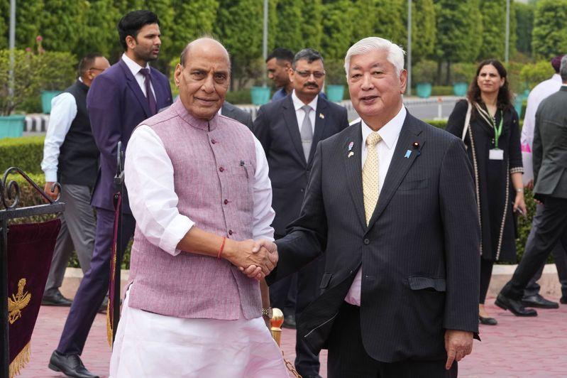 日本防卫大臣(国防部长)中谷元(右)5日在印度首都新德里与印度国防部长辛赫(左)举行会谈,就深化国防合作达成协议。美联社