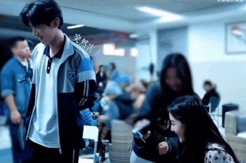 「难哄」中的求婚戏被网友大赞「自然到不像演的」。(取材自微博)
