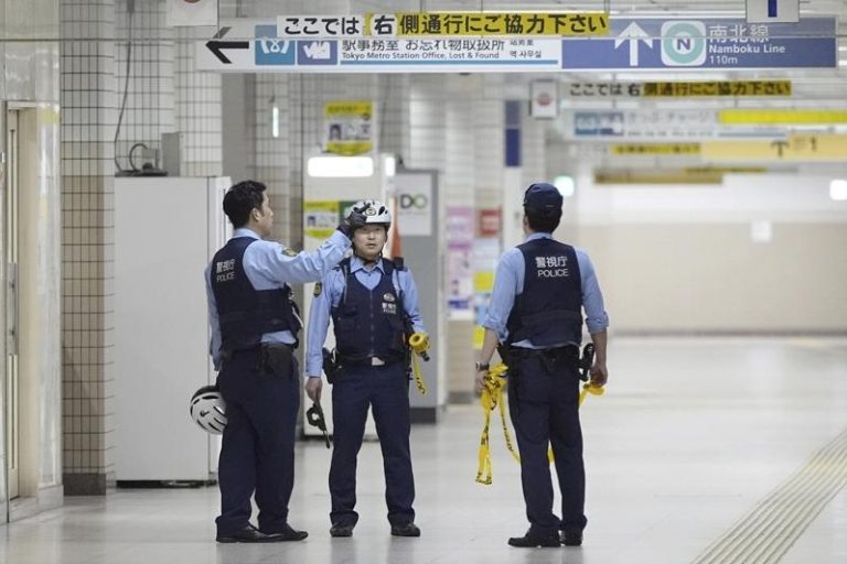 东京地铁南北线位于东京都文京区的「东大前」站的月台7日发生一名男子持菜刀乱砍，造成2名男子受伤。图为警察在现场进行调查。美联社