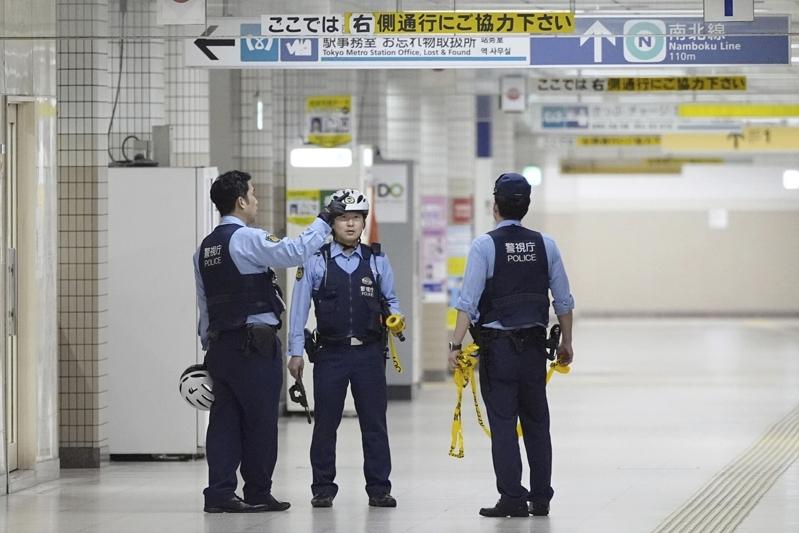 东京地铁南北线位于东京都文京区的「东大前」站的月台7日发生一名男子持菜刀乱砍,造成2名男子受伤。图为警察在现场进行调查。美联社