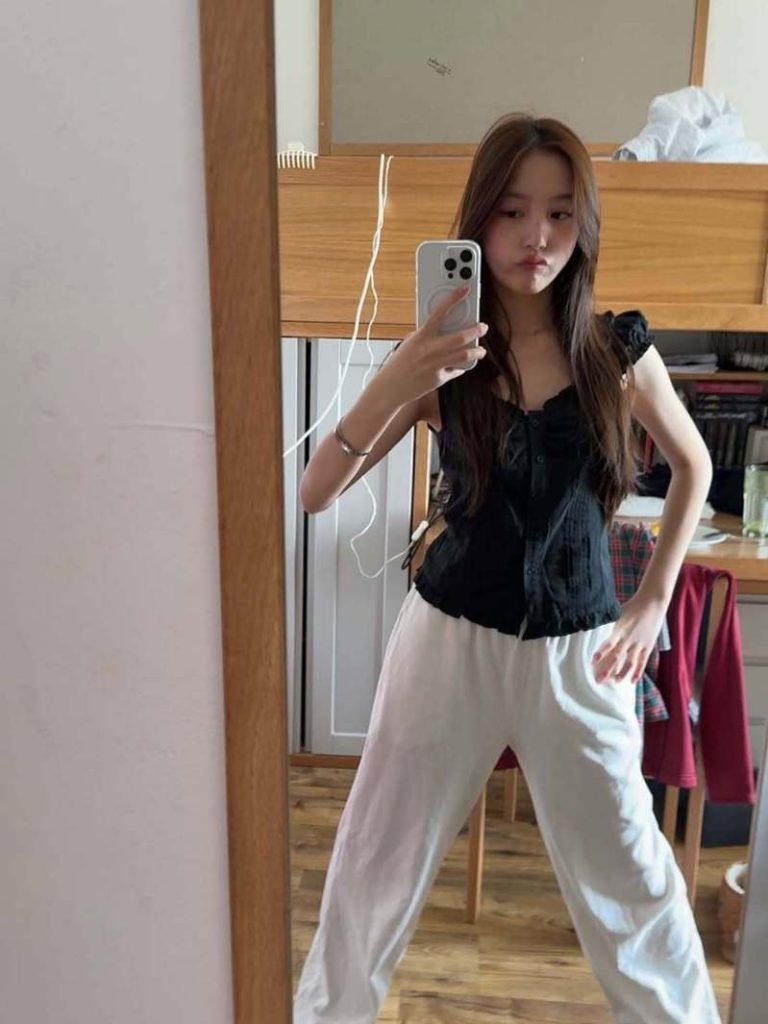 赵薇女儿「小四月」现在15岁的样貎曝光。（取材自微博）