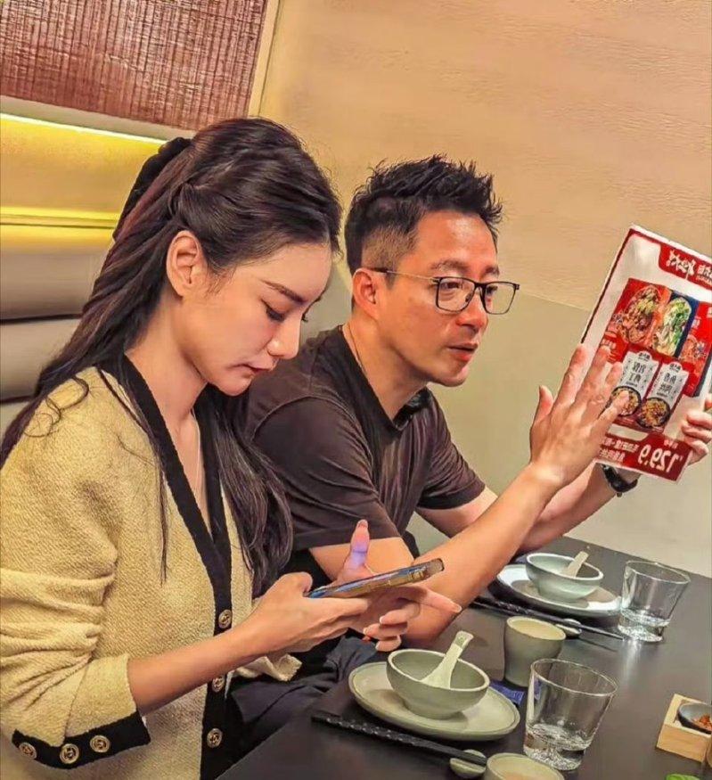 汪小菲在去年和网红马筱梅(Mandy)领证，预计本月补办婚礼。(取材自微博)