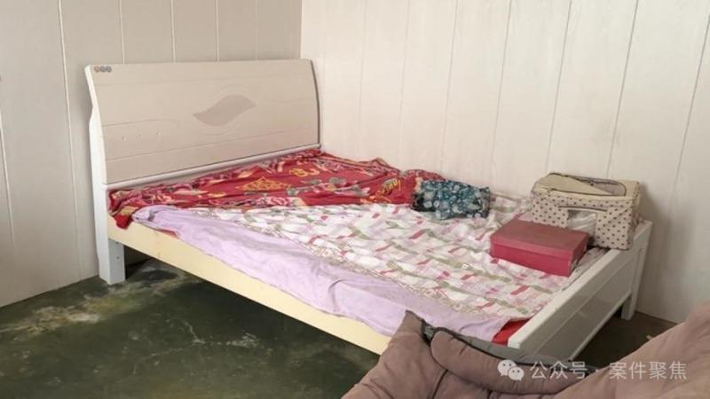 高位瘫痪的哥哥睡的硬板床。(视频截屏)