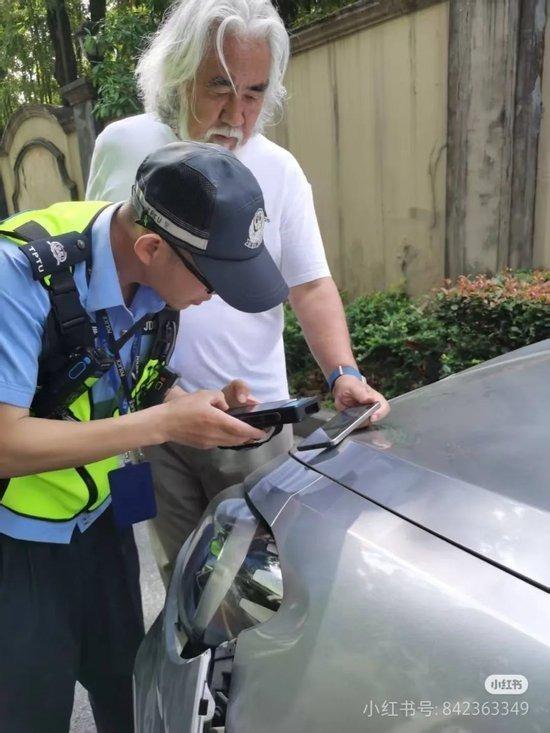 74岁的知名制作人张纪中(后)开车送孩子上学时,发生撞车意外。(取材自小红书)