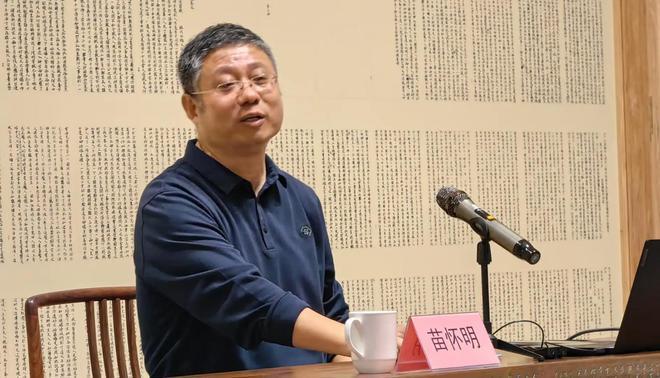 苗怀明称不理解为什么一件很小的事情会演变成如此大的一件事情。(扬子晚报)