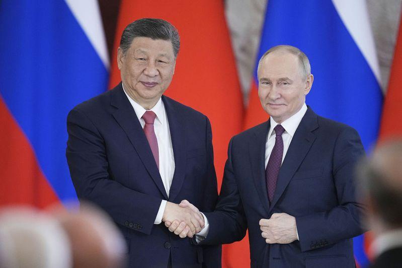 俄罗斯总统普亭(右)和中国国家主席习近平8日在莫斯科会谈。美联社