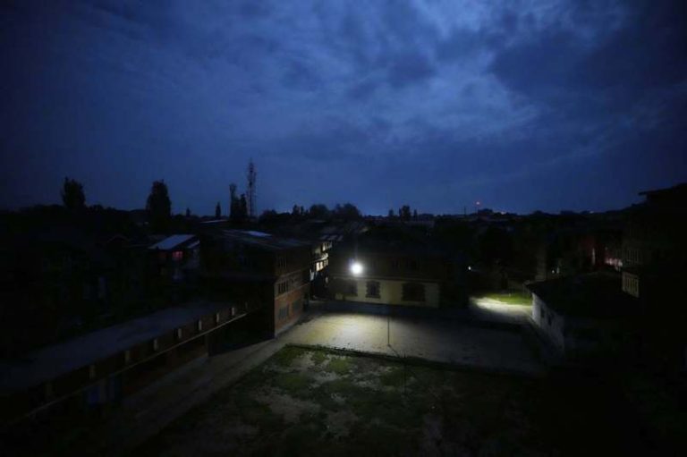 印度控制的喀什米尔大城查摩（Jammu）8日晚传出爆炸声。图为爆炸传出后，查摩市出现停电。美联社