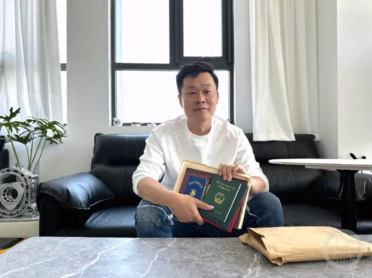 吴佩捡到的一大包证件,他妥善保管了18年。(取材自上游新闻/受访者供图)