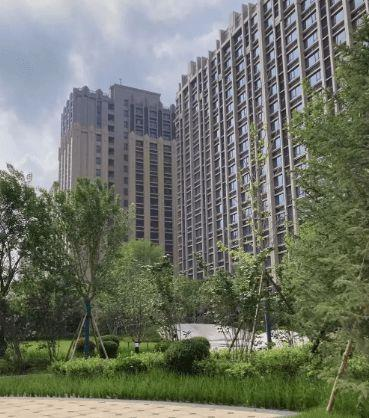 李嘉诚在北京第一个住宅计划「御翠园」,五一档期再度降价抛售,相当于打七折,引发市场关注。(取材自财联社)